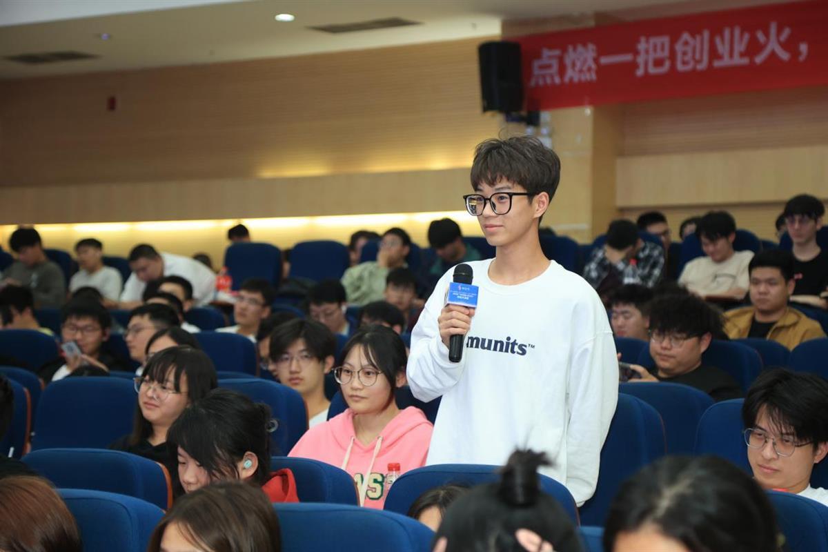 “才聚荆楚·创立方”创业大讲堂走进武汉华夏理工学院2.jpeg
