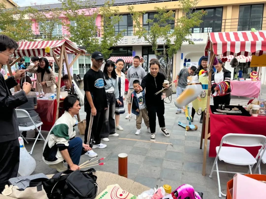 激发创业兴趣！宝山区举办第二十届大学生创业训练营设摊体验活动3.jpg