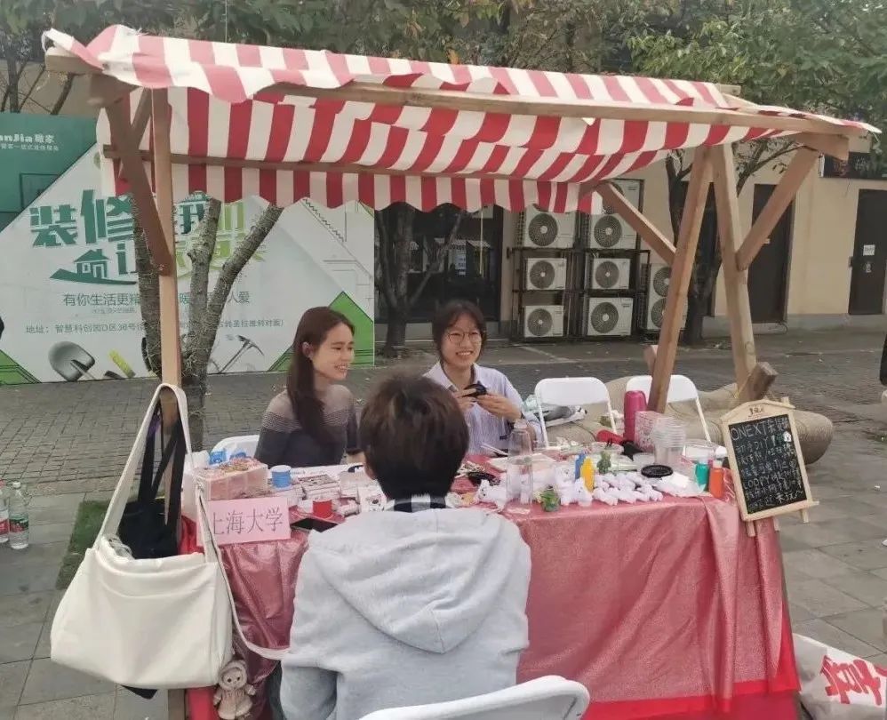 激发创业兴趣！宝山区举办第二十届大学生创业训练营设摊体验活动2.jpg