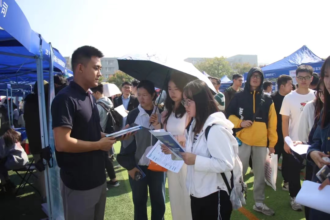 1697769743941980.jpg 各地组团招才引才,高校就业大课堂为毕业生提供暖心求职锦囊4.jpg