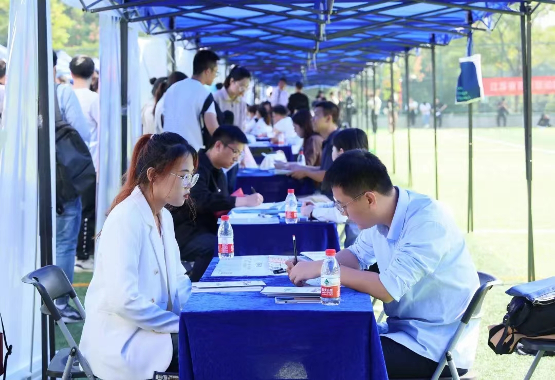 1697769784776712.jpg 各地组团招才引才,高校就业大课堂为毕业生提供暖心求职锦囊2.jpg