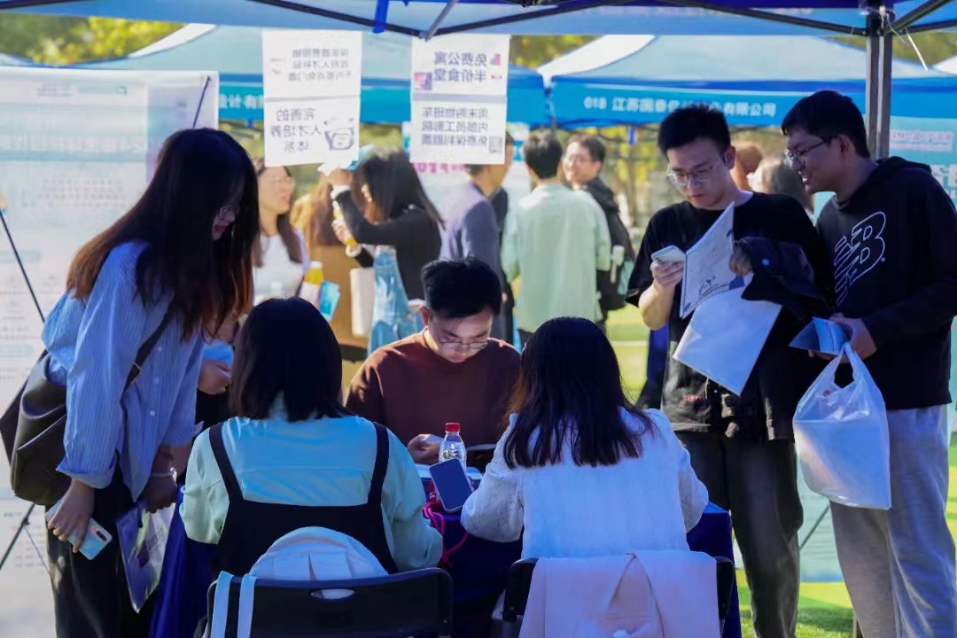 1697769789491905.jpg 各地组团招才引才,高校就业大课堂为毕业生提供暖心求职锦囊1.jpg