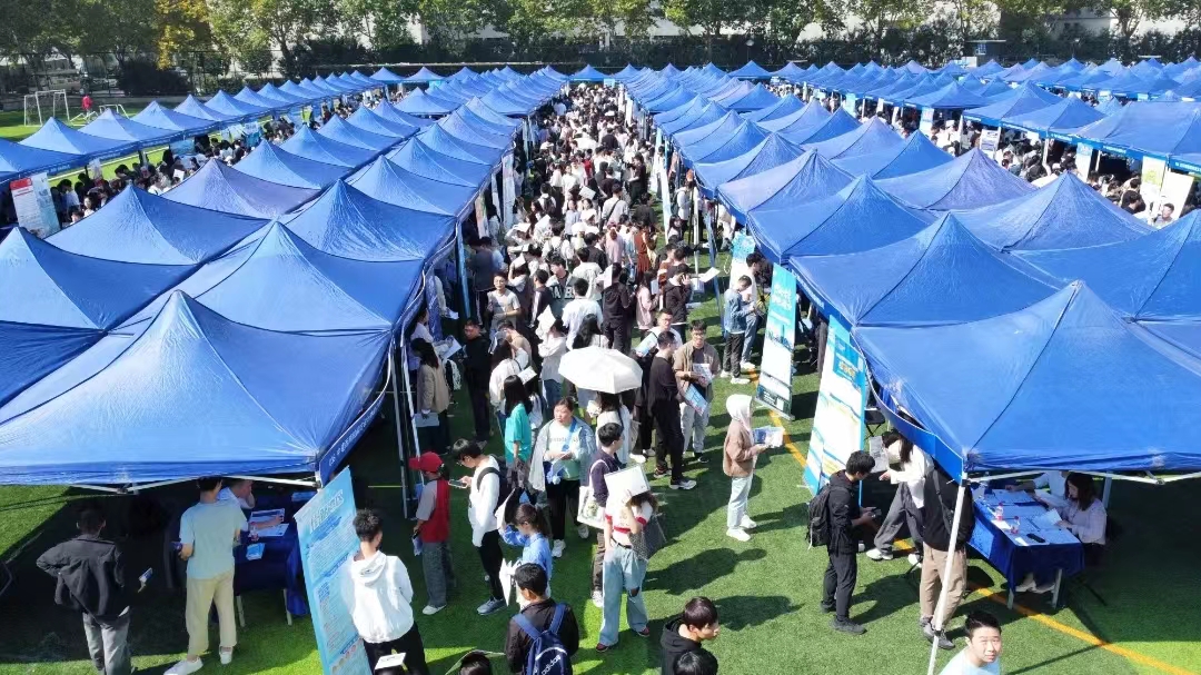 1697769793390425.jpg 各地组团招才引才,高校就业大课堂为毕业生提供暖心求职锦囊.jpg