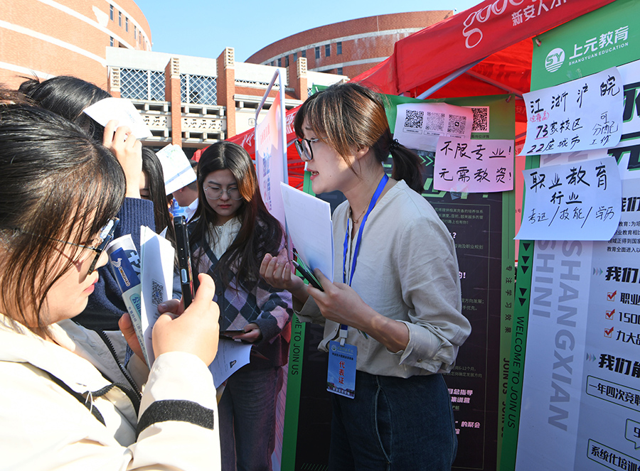 安徽淮南：校园招聘会促进大学生就业6.jpg