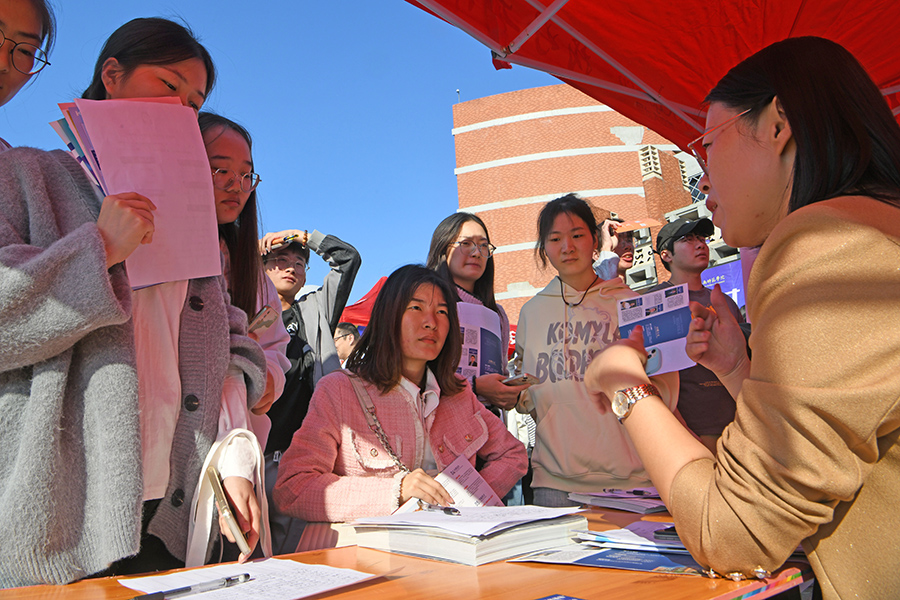 安徽淮南：校园招聘会促进大学生就业4.jpg