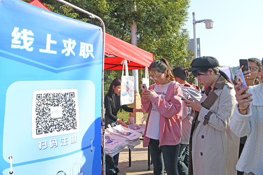 安徽淮南：校园招聘会促进大学生就业2.jpg
