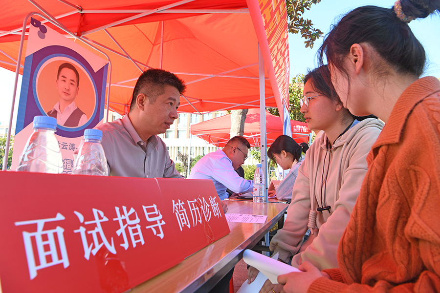 安徽淮南：校园招聘会促进大学生就业1.jpg