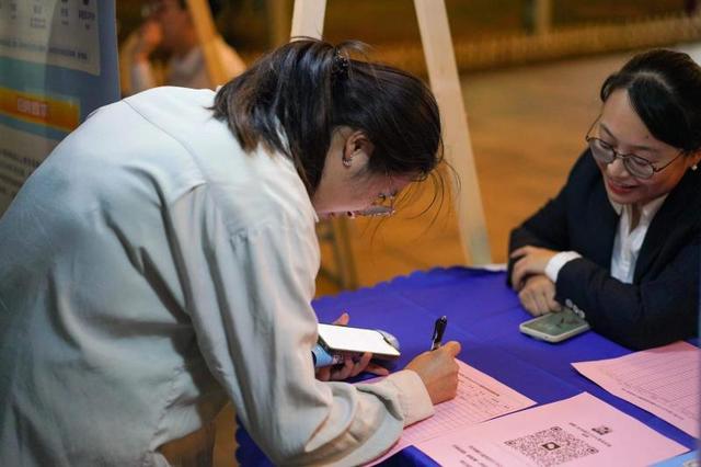 温州商学院推出“人才夜市+创业集市”金融专场招聘会 30多家企业提供近千就业岗位.jpeg