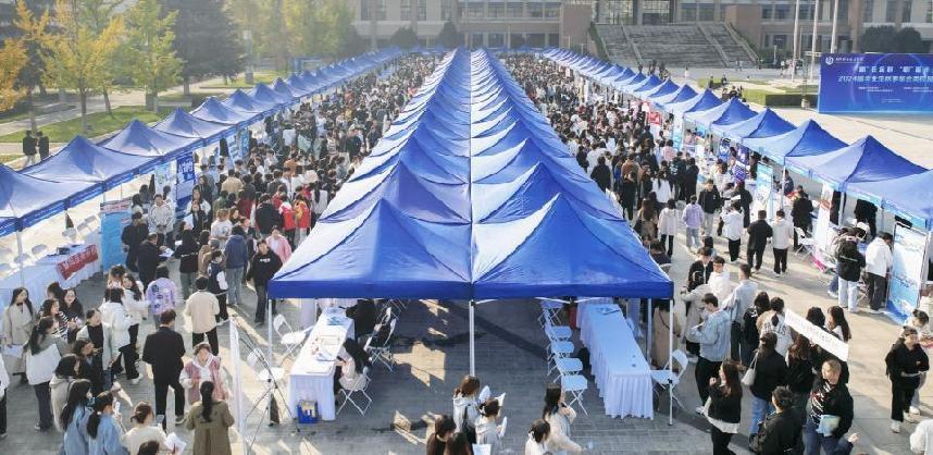 咸阳职院举办“就”在金秋“职”面未来—2024届毕业生秋季综合类校园双选会.jpeg