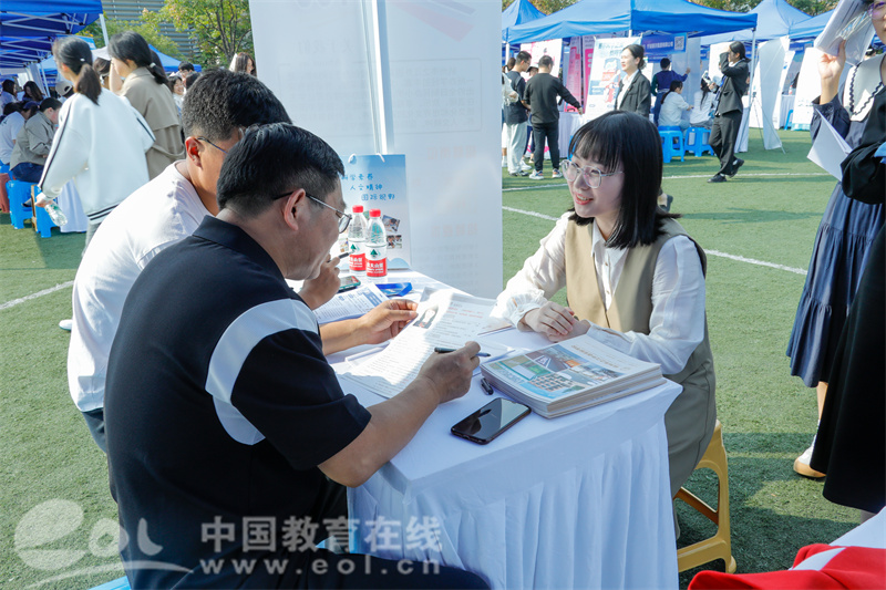 浙外2024届毕业生秋季就业见习招聘会：搭建双向奔赴平台 助力毕业生高质量就业3.jpg