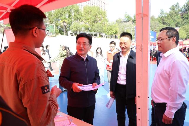 与“东风汽车”是一家人！湖北汽车工业学院，招聘会现场超火热！4.jpeg