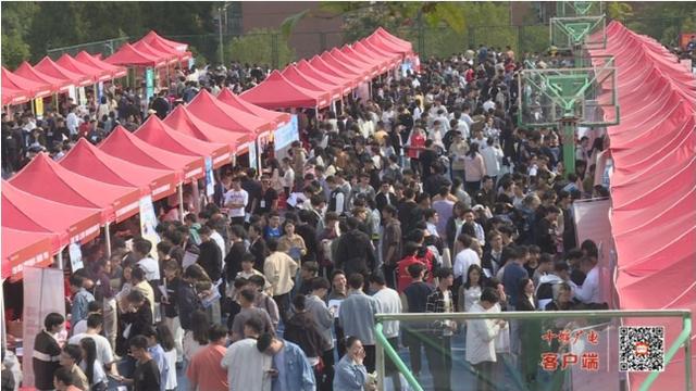 与“东风汽车”是一家人！湖北汽车工业学院，招聘会现场超火热！2.jpeg