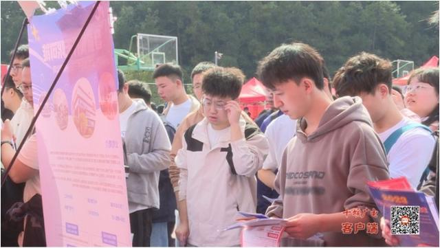 与“东风汽车”是一家人！湖北汽车工业学院，招聘会现场超火热！.jpeg
