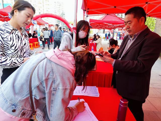就业服务进商圈，济南市举办高校毕业生等青年专场招聘会1.jpeg