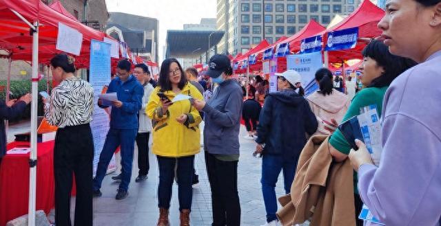 就业服务进商圈，济南市举办高校毕业生等青年专场招聘会.jpeg