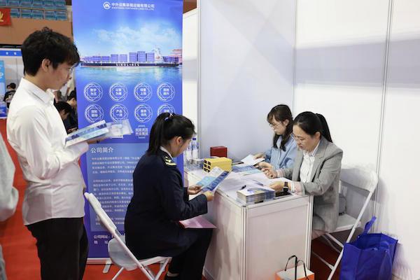 牵线搭桥鼓励毕业生留在临港 上海海事大学秋季校园招聘会达成初步意向千余人次1.jpeg