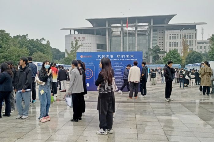 广汉市举办“筑梦青春 职引未来”校园双选会.jpg