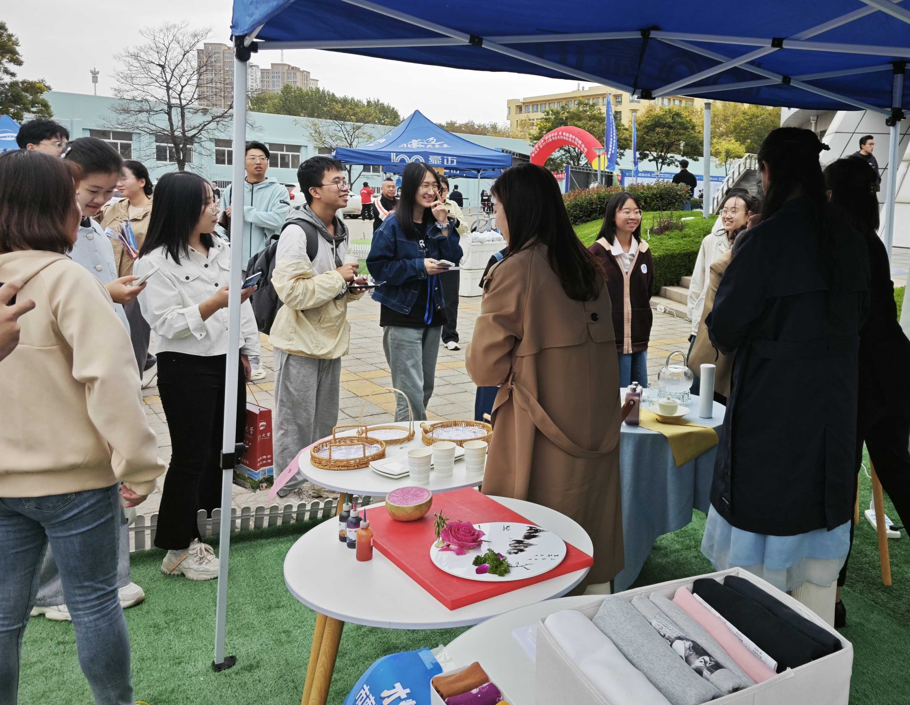 招才引智进高校！市南区—青岛大学专场“融合”招聘会举行1.jpg