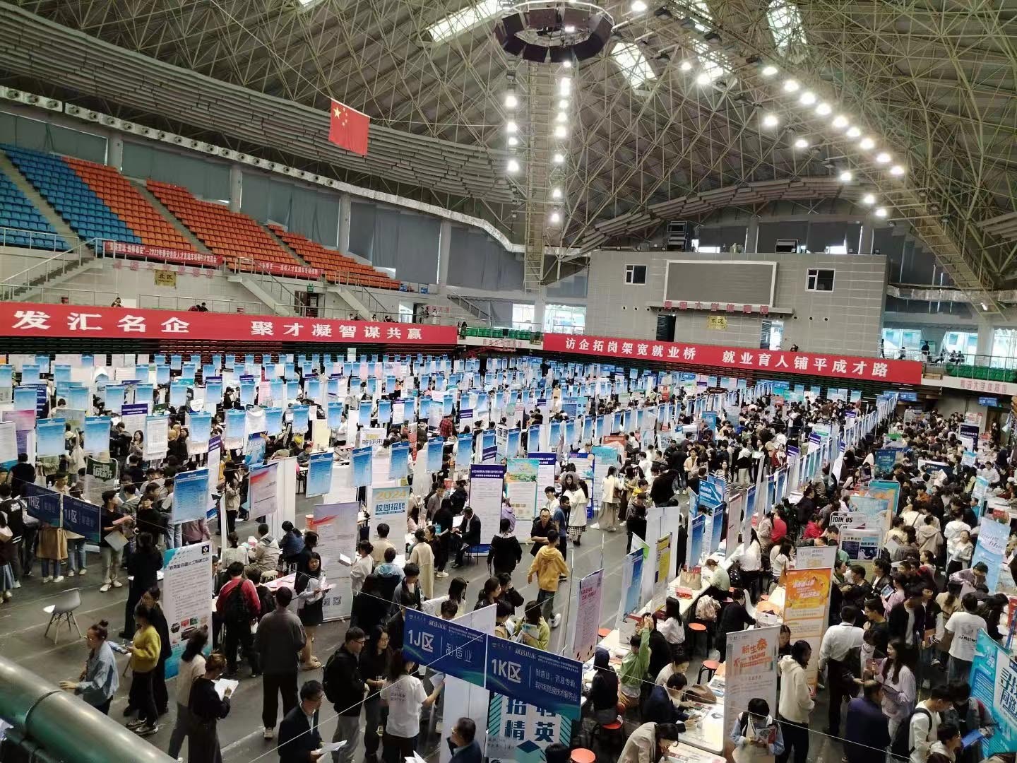 招才引智进高校！市南区—青岛大学专场“融合”招聘会举行.jpg