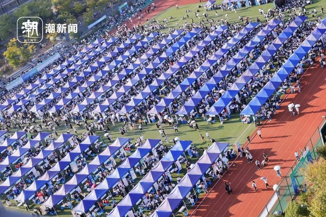 队伍排了五公里！万名大学生齐聚这场今秋“最热”校园招聘会7.jpg