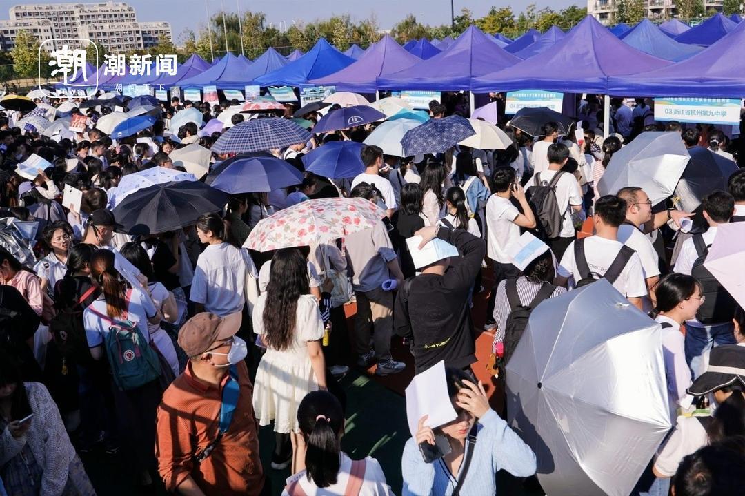 队伍排了五公里！万名大学生齐聚这场今秋“最热”校园招聘会6.jpg