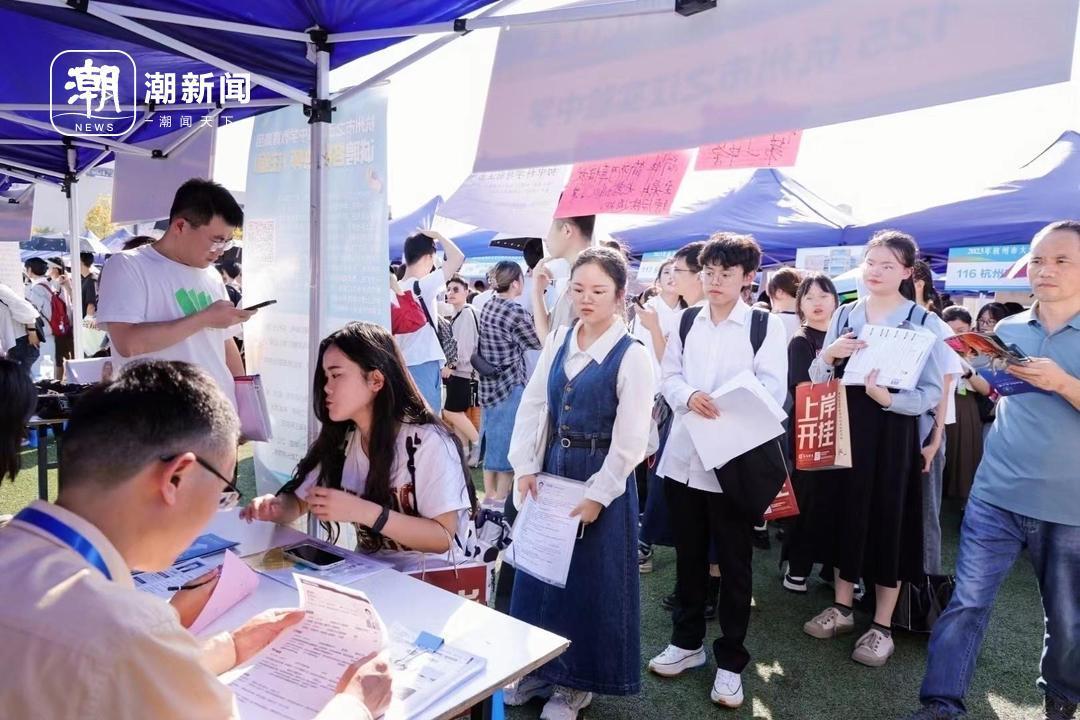 队伍排了五公里！万名大学生齐聚这场今秋“最热”校园招聘会5.jpg
