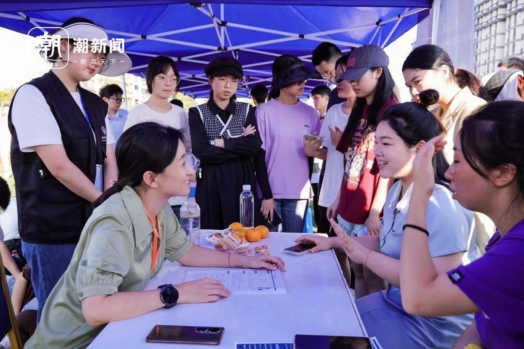 队伍排了五公里！万名大学生齐聚这场今秋“最热”校园招聘会4.jpg