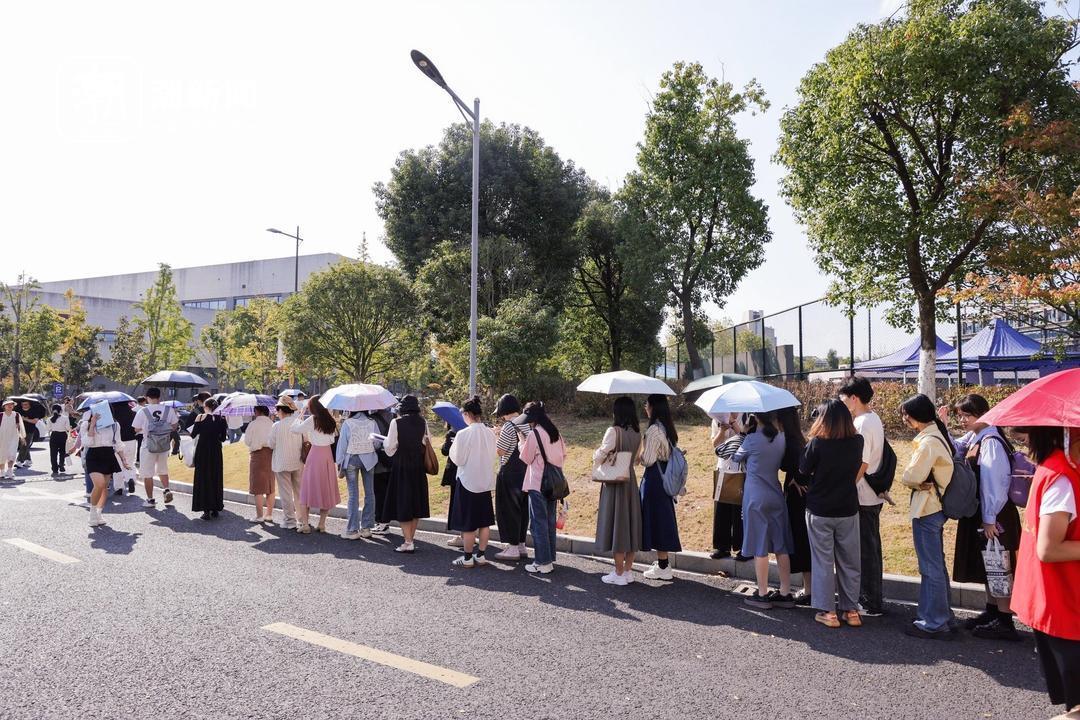 队伍排了五公里！万名大学生齐聚这场今秋“最热”校园招聘会2.jpg