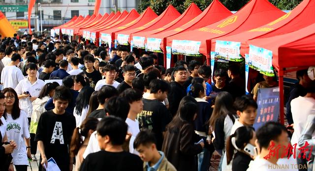 3000余人达成就业意向 湖南交通工程学院秋季就业双选会很火爆.jpeg
