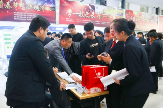 西安铁道技师学院2023年“精彩相连 为梦成长”校园招聘会顺利举行3.png
