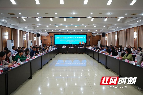 破解发展瓶颈 全国犬驯养行业产教融合共同体筹备会在湖南环境生物职业技术学院召开.jpg