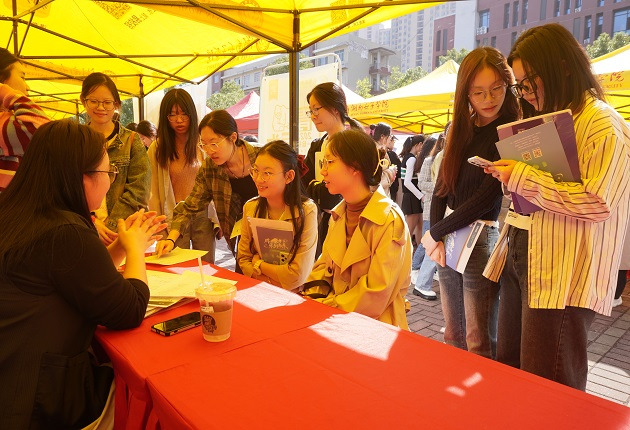 上千个岗位招贤，湖南女子学院举办专场毕业生专场招聘会1.jpg