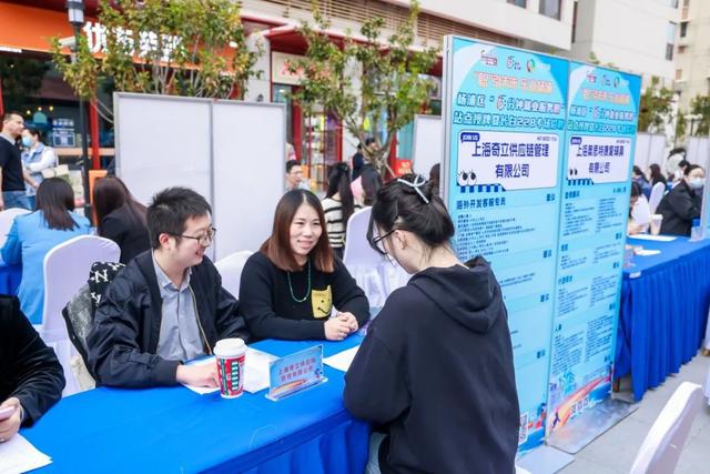 1699598560496328.jpeg 打造15分钟就业服务圈,将就业服务送到家门口2.jpeg