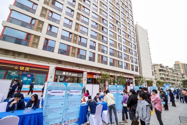 1699598565907340.jpeg 打造15分钟就业服务圈,将就业服务送到家门口1.jpeg