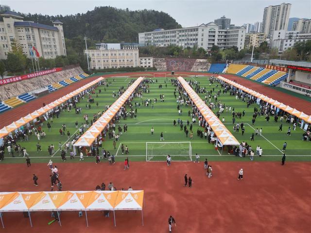 湖北医药学院举行秋冬季大型招聘会，300余名学生签约1.jpeg