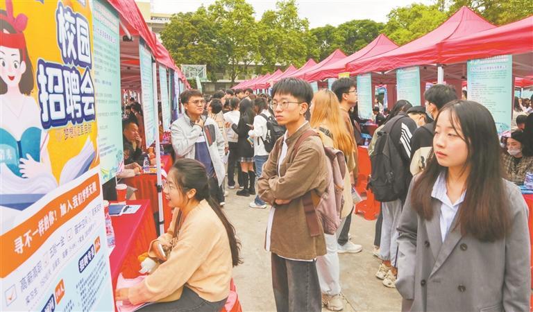 提供逾5000个就业岗位 职引未来——福建省暨闽东南地区高校毕业生秋季专场招聘会在泉举办1.jpg