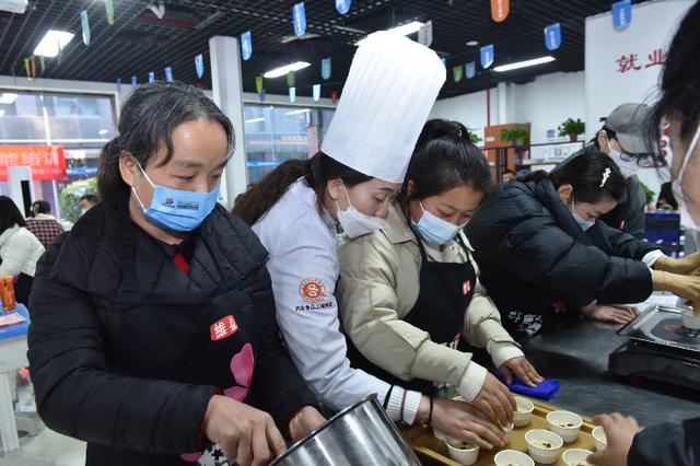 1700118954109589.jpeg 西安市2023年零工驿站建设现场会暨“家门口就业”工作推进会召开.jpeg