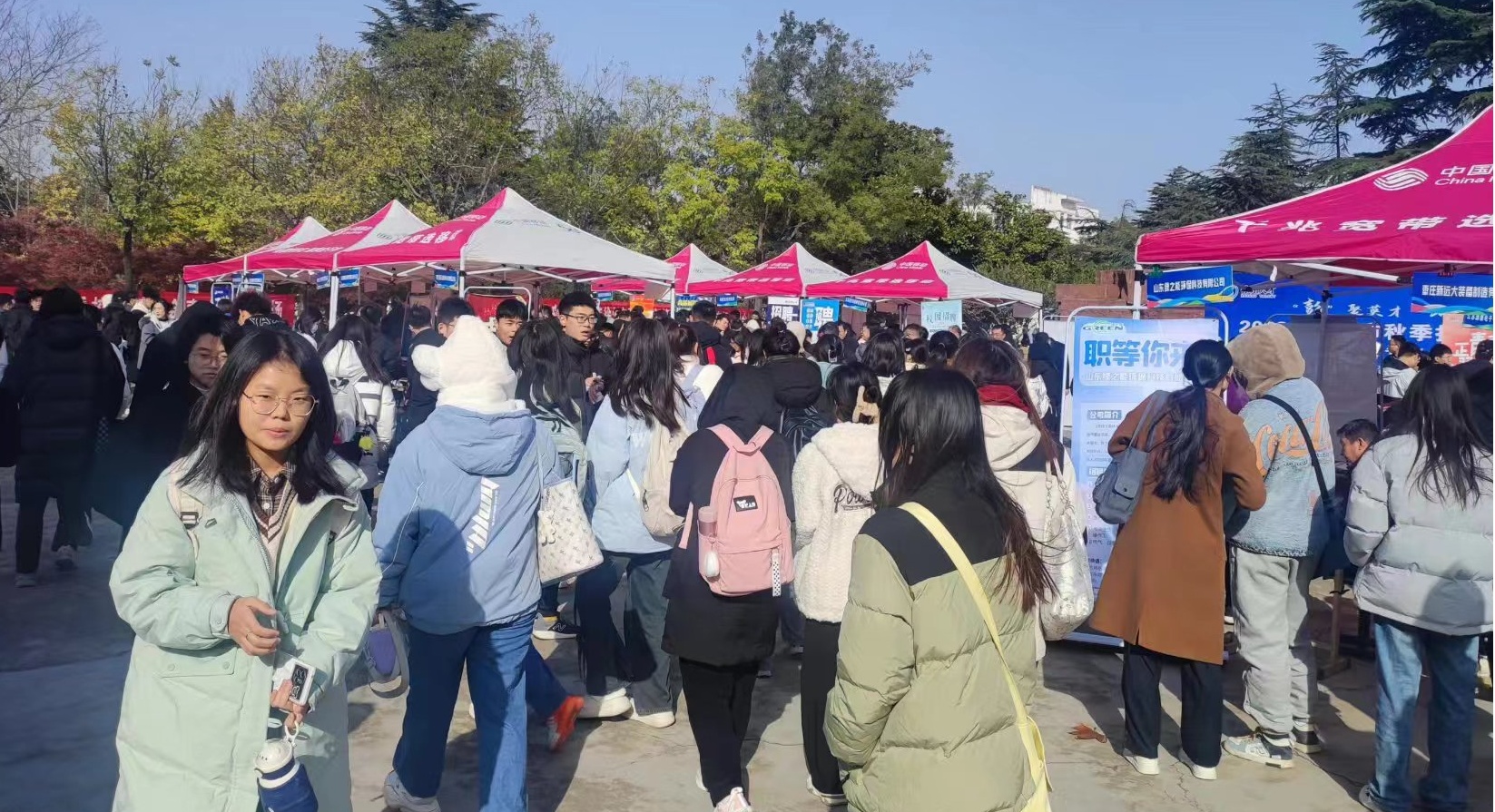 “榴枣归乡＂枣庄学院首场招聘会举行.jpg