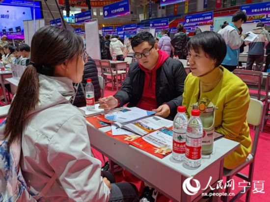 提供就业岗位2369个 宁夏医科大学举办2024届毕业生秋季就业双选洽谈会1.jpg