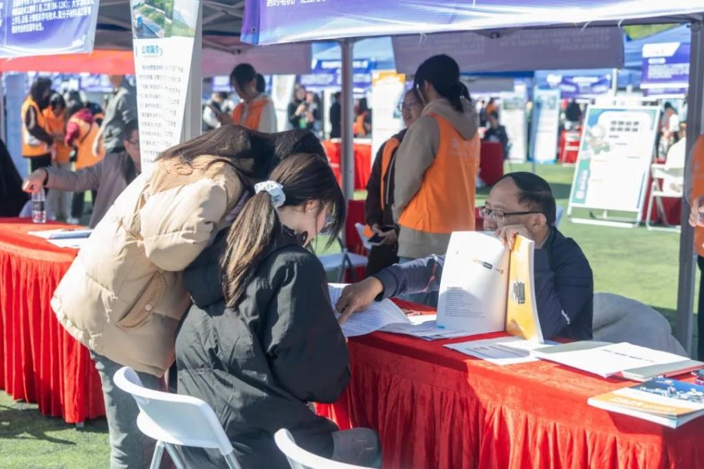 近300家企业现场招聘！韶关学院为2024届毕业生高质量就业保驾护航2.jpg