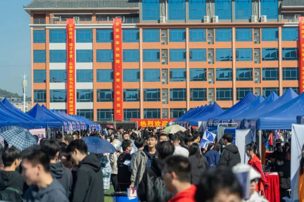 近300家企业现场招聘！韶关学院为2024届毕业生高质量就业保驾护航.jpg