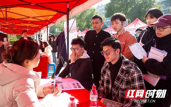 邵阳学院举行“校友领航‘职’引未来”校友企业专场招聘会.jpeg