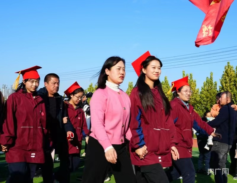 孟州市第一高级中学举行18岁成人礼暨2024年高考200天动员大会3.jpg