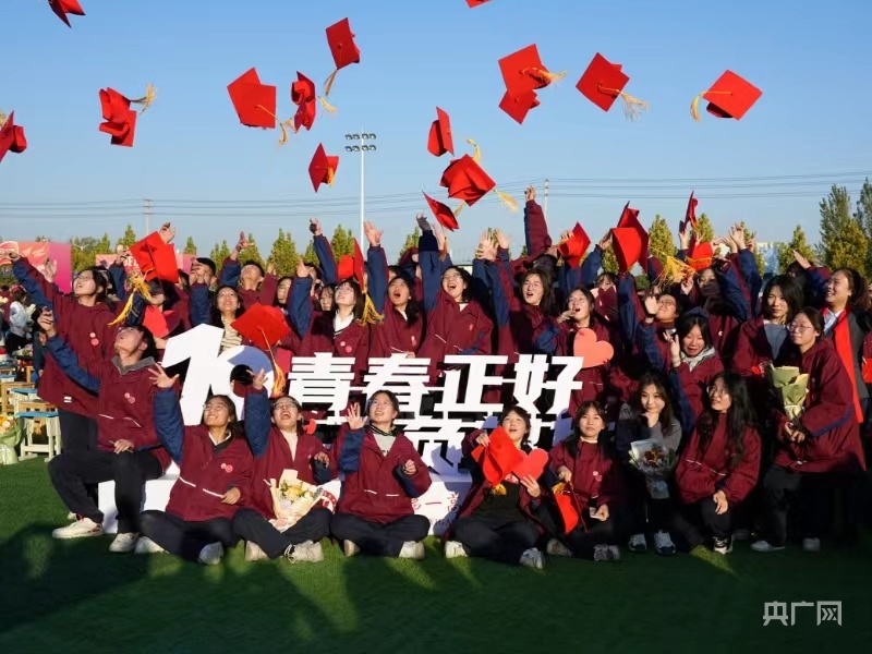孟州市第一高级中学举行18岁成人礼暨2024年高考200天动员大会.jpg