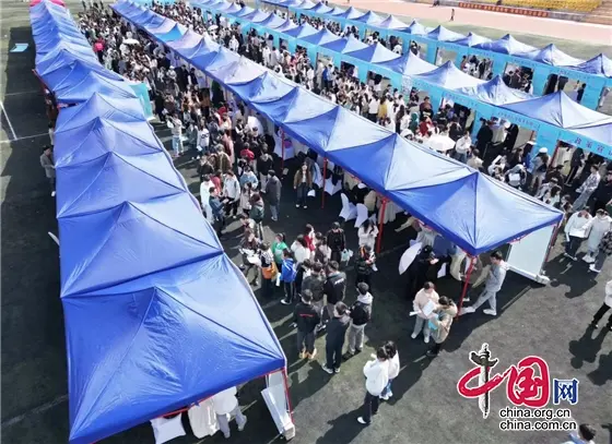 抢抓秋招关键期！贵州黔南科技学院举办2024届毕业生秋季专场招聘会.jpg