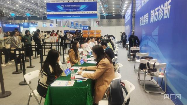 近1400家企业现场招聘 粤港澳高校毕业生人才“组团”参会2.jpeg