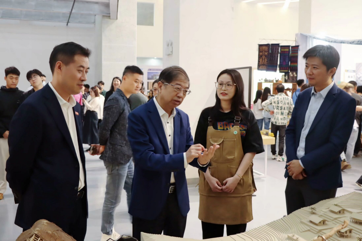海南省第八届大学生艺术展演活动在海南师范大学开幕.png