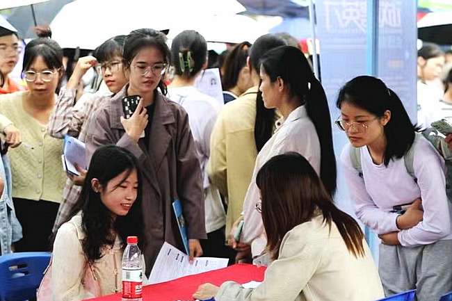 广西农职大举办秋季“双选会” 300余家企业进场觅才4.jpg