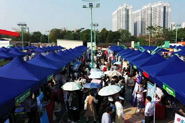 广西农职大举办秋季“双选会” 300余家企业进场觅才3.jpg