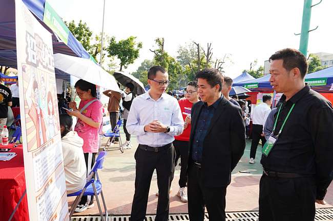 广西农职大举办秋季“双选会” 300余家企业进场觅才1.jpg
